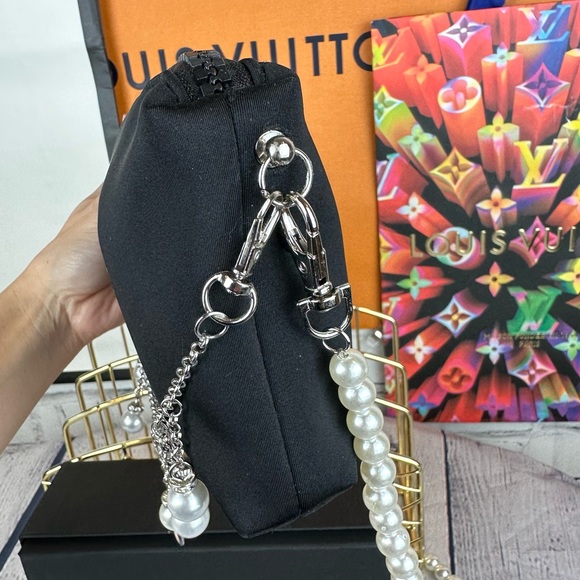 CHANEL black neoprene crossbody pouch with Pearl chain and bag charm - Picture 5 of 11